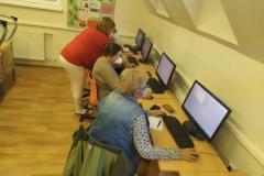Seniori sa učia pracovať s PC